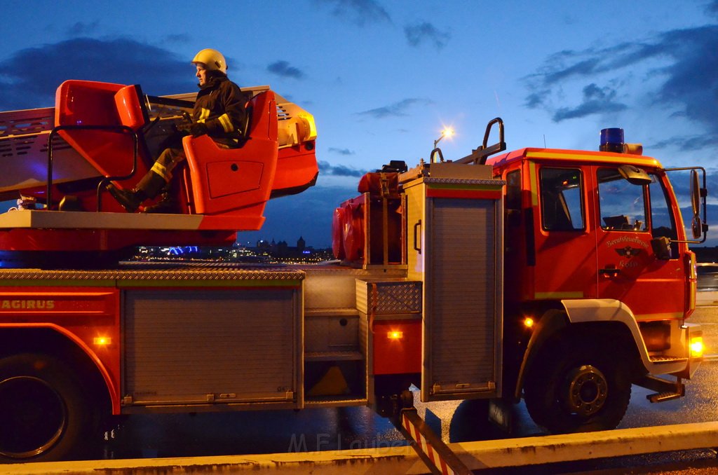 Einsatz BF Hoehenretter Koelner Seilbahn Hoehe Zoobruecke P2292.JPG